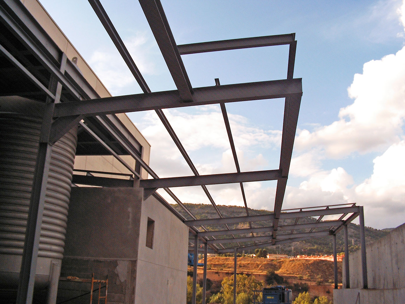estructura metálica ampliación nave industrial realizada por Cuberfont